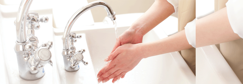 Um eine Kontamination des Wassers zu vermeiden, empfehlen die Autorinnen, die Hände vor dem Waschen mit einem Papierhandtuch abzuwischen. 