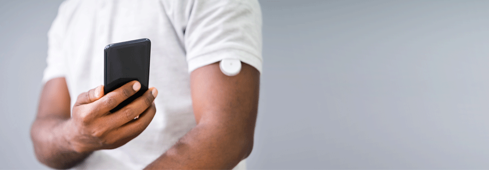 Ein Sensor am Oberarm kombiniert mit einer Smartphone-App hilft Menschen mit Diabetes im Alltag.