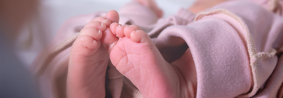 Da einige Kinder schon bei Geburt SMA-spezifische Symptome aufweisen können, sollte die Behandlung der SMA so früh wie möglich beginnen.