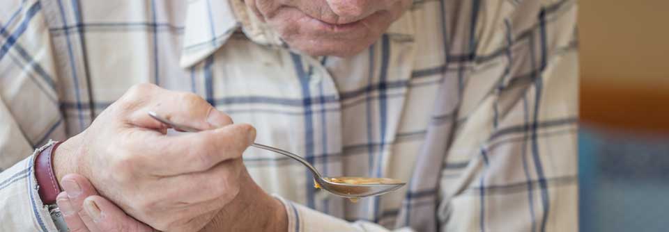 Schluckbeschwerden können ein frühes Symptom der Parkinson-Erkrankung sein. 