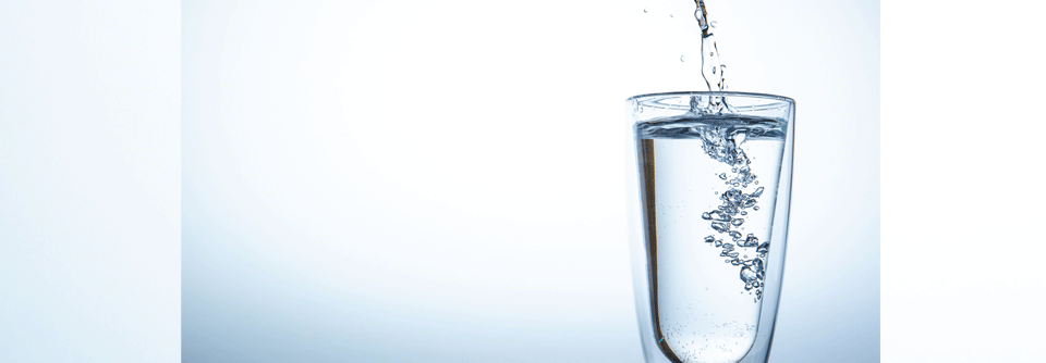 Ein Glas demineralisiertes Wasser schadet wohl kaum. Größere Mengen können aber Probleme machen.
