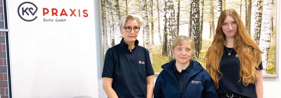 Hausärztin Dr. Christiane Vargas (Mitte) mit den MFA Beatrix Brockmeyer (l.) und Ronja Andresen (r.).