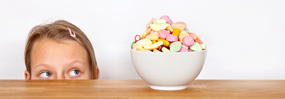 Kinder und Jugendliche verzehren etwa doppelt so viele Süßwaren und Snacks wie empfohlen. 