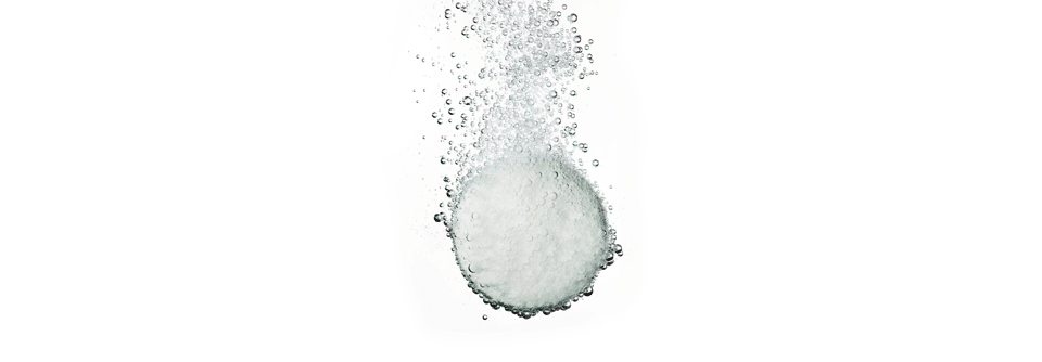 Brausetabletten oder Pulver enthalten das Elektrolyt häufig in Form von Natriumhydrogencarbonat, was beim Auflösen im Glas für das Sprudeln sorgt. 