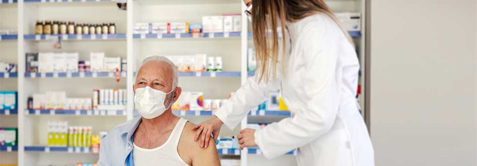 Impfungen gegen Grippe und COVID-19 können auch von Apotheker:innen durchgeführt werden.