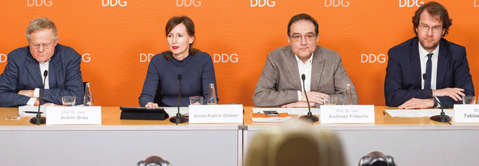 Auf dem Podium der Jahrespressekonferenz (v.l.n.r.): MdB Prof. Dr. Armin Grau (Bündnis 90/Die Grünen), Moderatorin Anne-Katrin Döbler, DDG Vizepräsident Prof. Dr. Andreas Fritsche und DDG Vorstandsmitglied Dr. Tobias Wiesner.