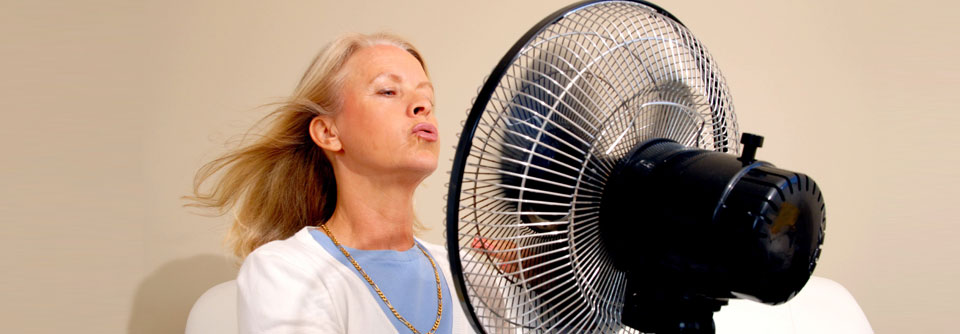 Schwankenden Östrogenspiegel führen in den Wechseljahren u.a. zu Schweißausbrüchen. Fezolinetant greift hier ein, indem es das Thermoregulationszentrum unterstützt. (Agenturfoto)