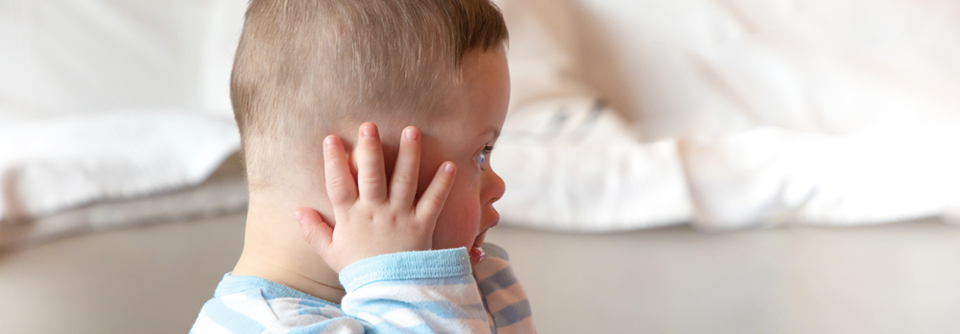 Bei rund 50 % der Menschen mit Down-Syndrom ist der äußere Gehör­gang verengt.