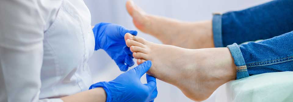 Für eine gründliche Untersuchung sollten Patient:innen immer auch Schuhe und Socken ausziehen.