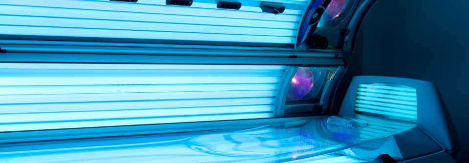 Künstliches UV-Licht, wie im Solarium, erhöht das Risiko für hellen Hautkrebs.