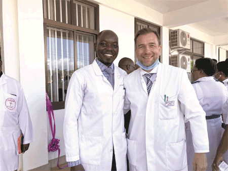 Dr. Henke zusammen mit seinem 
tansanischen Kollegen, Dr. Serventi, 
bei der feierlichen Eröffnung 
der Krebsstation des Kilimanjaro 
Christian Medical Centre in Moshi.