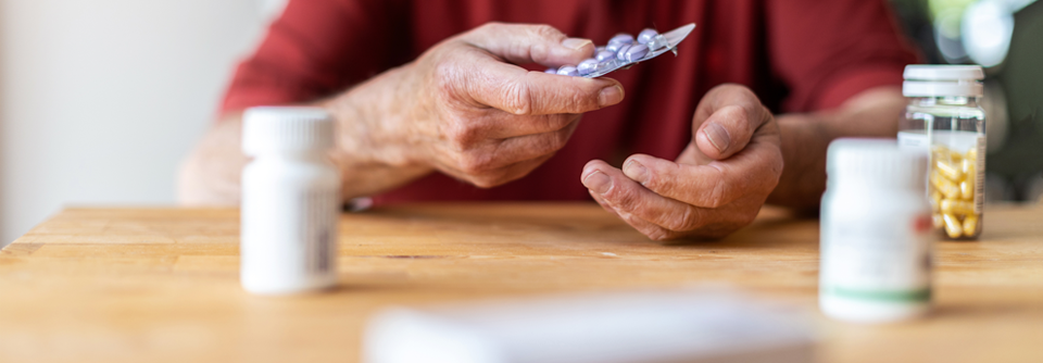 Senioren ab 65 nehmen im Schnitt 4,4 Medikamente pro Tag ein, berichtet die AOK für das Jahr 2021.