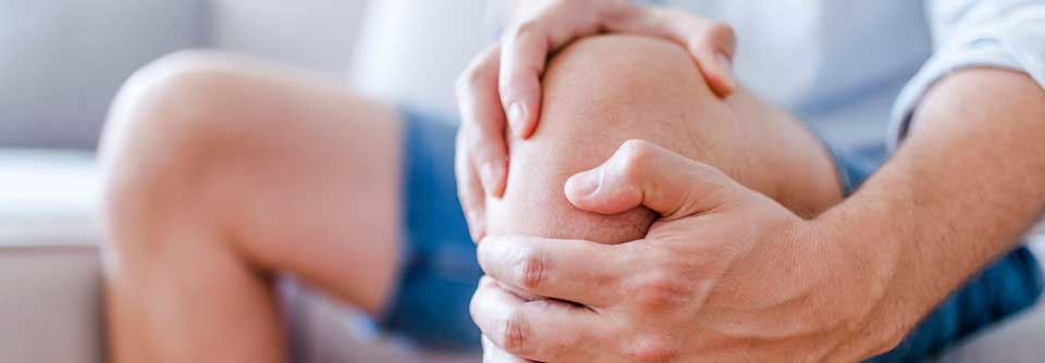Arthrose als atopische Erkankung? Patient:innen mit Asthma oder Neurodermitis weisen ein erhöhtes Risiko für die Entwicklung von Arthrose auf.