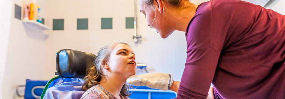 Mit einer vertrauten Begleitperson fällt ­Kindern der Aufenthalt in der Klinik leichter, auch bei Behinderung. 
