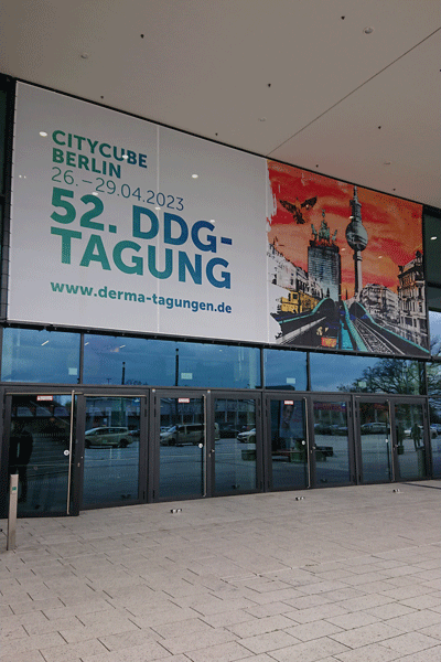 Das DDG Messebanner mit dem Bild der Berliner Künstlerin Sandra Rauch über dem Eingang des CityCube Berlin am Messedamm.