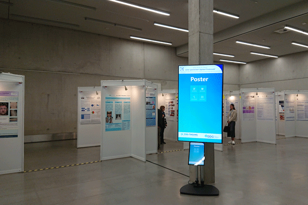 Posterausstellung digital und analog im Foyer der Ebene 1.