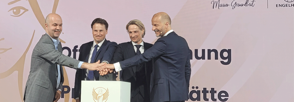 Neue Arzneimittel-Produktionsstätte in Hessen eingeweiht Am Drücker: Prof. Dr. Marcel Fratzscher, Richard und Oliver Engelhard sowie Dr. Kai Joachimsen (v.l.n.r.) geben symbolisch das Startsignal für die millionenschwere Produktionsstätte.