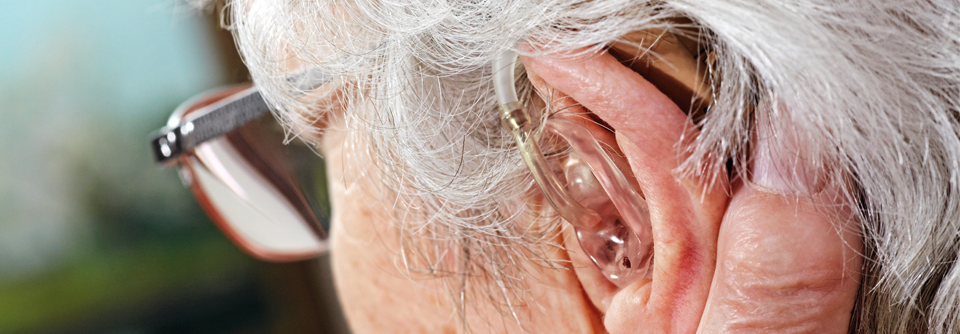 Wer nicht hören will, baut ab. Zwar kann ein Hörgerät die Demenz an sich nicht verhindern, der Hörverlust erhöht jedoch das Risiko.