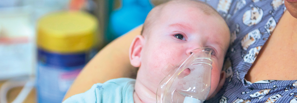 Salbutamol erweitert die Bronchien. Kleine Kinder inhalieren z.B. über eine Maske oder nutzen wie hier einen Vernebler.