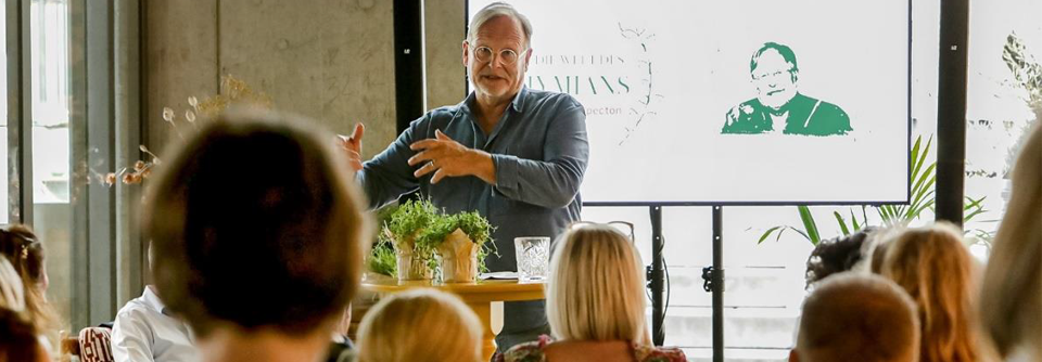 Thymian-Botschafter Prof. Dr. Dietrich Grönemeyer setzt sich dafür ein, dass Schul- und Kräutermedizin stärker Hand in Hand gehen.