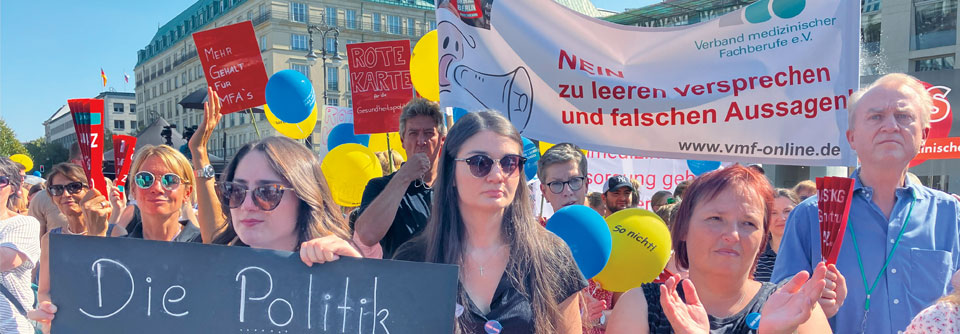 Mit Applaus, Pfiffen und Plakaten befeuerte das Publikum die Kundgebung des vmf. 26 Redner traten auf.