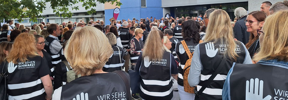 Die Protestierenden vor dem Hotel in Lahnstein: „Wir sehen schwarz“.