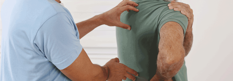 Bei Schmerzen im unteren Rücken sollte eine chiropraktische Therapie in Erwägung gezogen werden.