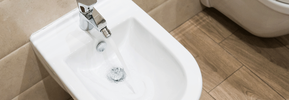 Mobile Podusche ist hygienisch und schont die Analregion In Südeuropa trifft man häufig Bidets an.