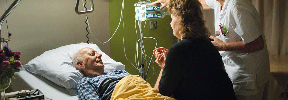 Palliativmedizinische Unterstützung kann auch pflegende Angehörige entlasten.
