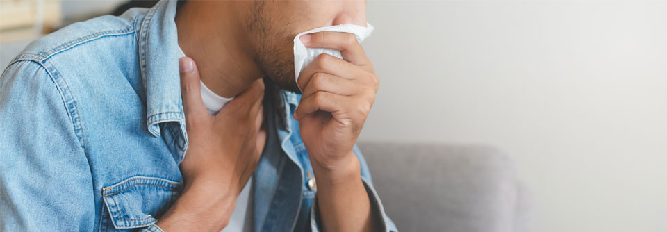 Harm­lose Atemwegsinfekte können bei  immundefizienten Personen bedrohlich verlaufen.