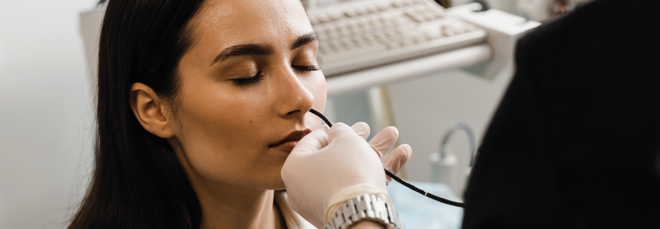 Bei der flexiblen Laryngoskopie wird ein Endoskop durch den unteren Nasengang eingeführt.