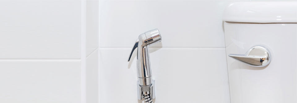 Eine Po-Dusche kann auch in kleinen Bädern installiert werden, die nicht genügend Platz für ein Bidet bieten.