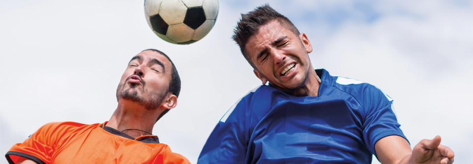 Kopftrauma im Sport ernster nehmen Nach einer heftigen Kopfkollision müssen Profis wie Amateure auf sportliches Kräftemessen eine Zeit lang verzichten.