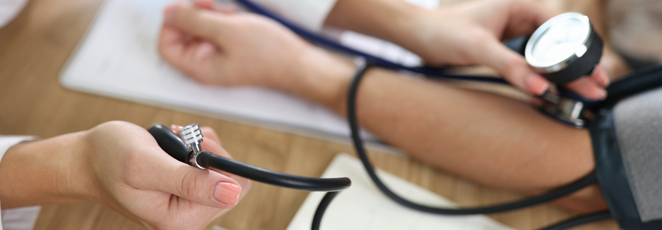 Beeinflusst eine orthostatische Hypotonie die Behandlungsergebnisse? Hochdruckpatienten mit und ohne orthostatische Hypotonie profitieren offenbar gleichermaßen von einer intensiven Blutdrucksenkung.