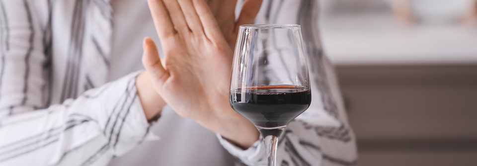 Bereits am einem täglichen Alkoholkonsum von 7,4 g steigt die Mortalität deutlich, was etwa einem halben Glas Wein entspricht.