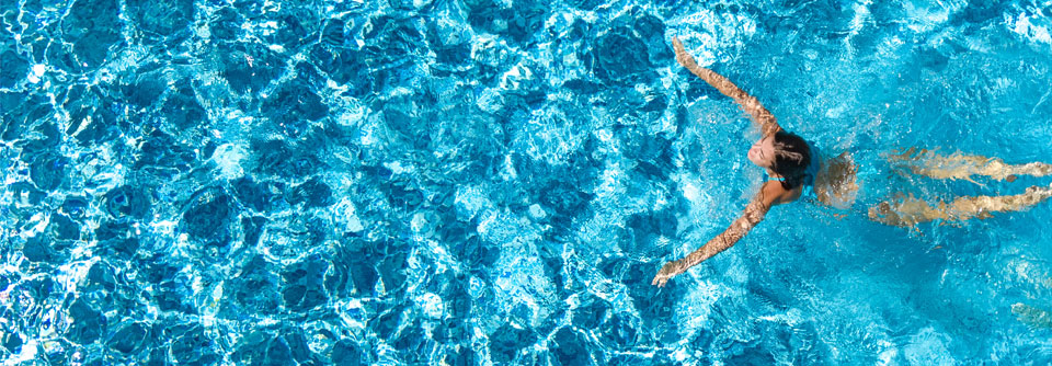 Schwimmen im kalten Wasser kann offenbar Menstruationsbeschwerden lindern.