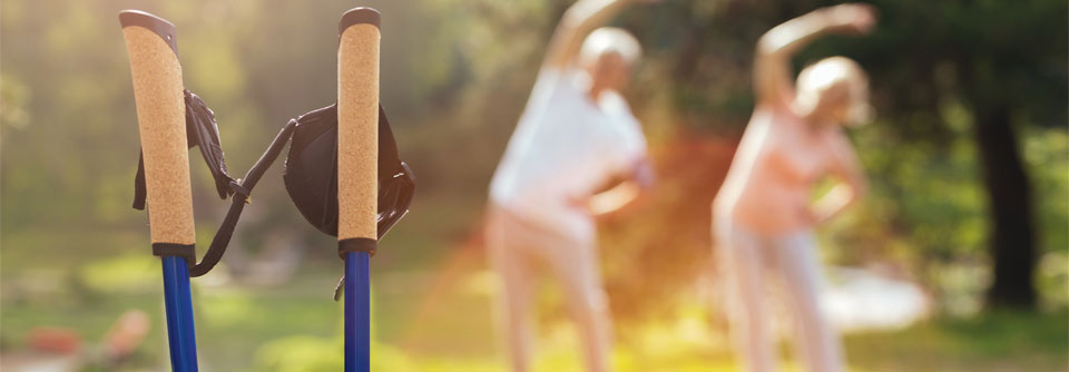 Ein gesunder Lebensstil hilft gegen chronische Schmerzen bei Parkinson. U.a. hat sich Nordic Walking als günstig erwiesen. 