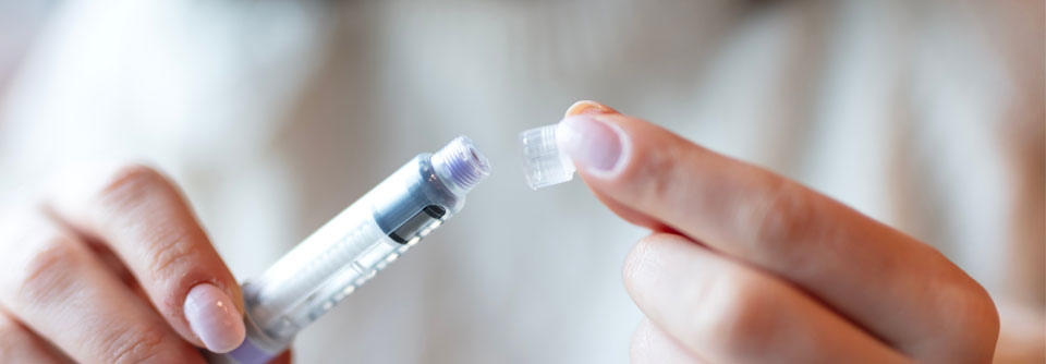 Mounjaro<sup>®</sup> KwikPen<sup>®</sup> verfügbar zur Typ-2-Diabetes- und Adipositas-Therapie Auf dem Mounjaro® KwikPen® sind zur einfachen Unterscheidung die Etiketten je Dosierung unterschiedlich eingefärbt.