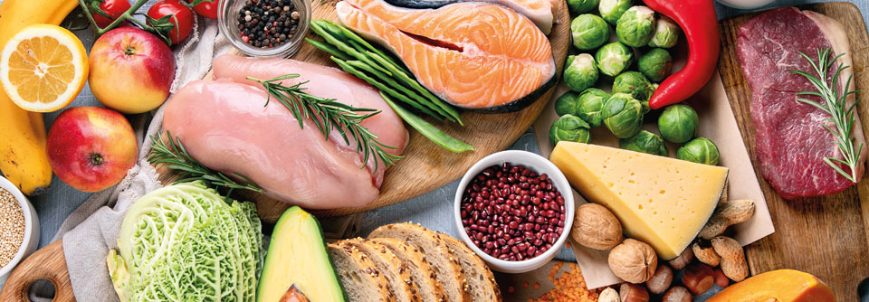Essen als Therapie: Was Proteine, Fette und Kohlenhydrate leisten Eine gesunde Mischkost ist reich an essenziellen Aminosäuren, ungesättigten Fettsäuren und Ballaststoffen.
