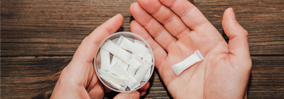 Aktuelle Risikobewertung zu Schnupftabak, Nikotinbeuteln und Co. Im Blister, im Beutel, in der Dose: Die Auswahl an rauchlosen oralen Nikotinprodukten ist groß. Nicht immer ist deren Herz-Kreislauf-Risiko gut erforscht.