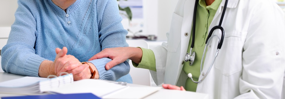"Frauenprobleme" im Alter : Die hausärztliche Sichtweise Durch den Östrogenwegfall bedingte Organveränderungen sind die Osteoporose, Veränderungen des Lipidstoffwechsels und die Urogenitalatrophie.