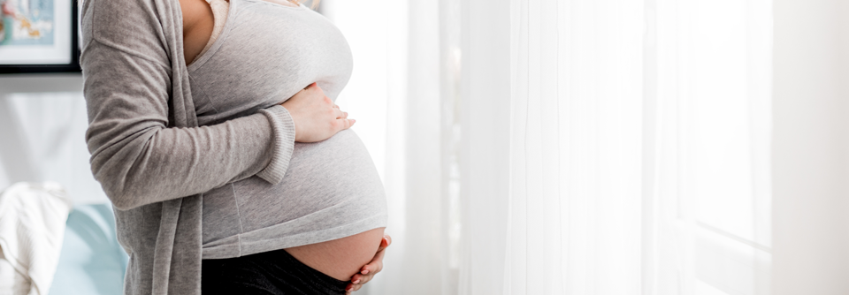 Wann Hautprobleme in der Schwangerschaft riskant sind Juckenden Erytheme um den Bauchnabel einer schwangeren Frau sind nicht immer harmlos.