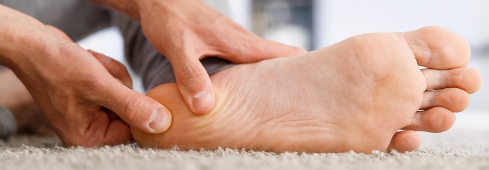 Medizinische Einlagen: Einlage bei Fersensporn Wir das Fußgewölbe gestützt und somit die Plantarsehne gelockert, verringert dies den Druck am Fersenbeinansatz, die Hauptursache für Fersensporne.