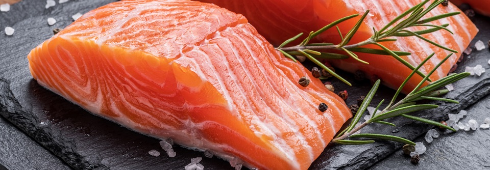 Dermatologie: Akne vulgaris und Ernährung Für die Basisversorgung werden 150 g Meeresfisch dreimal pro Woche empfohlen.