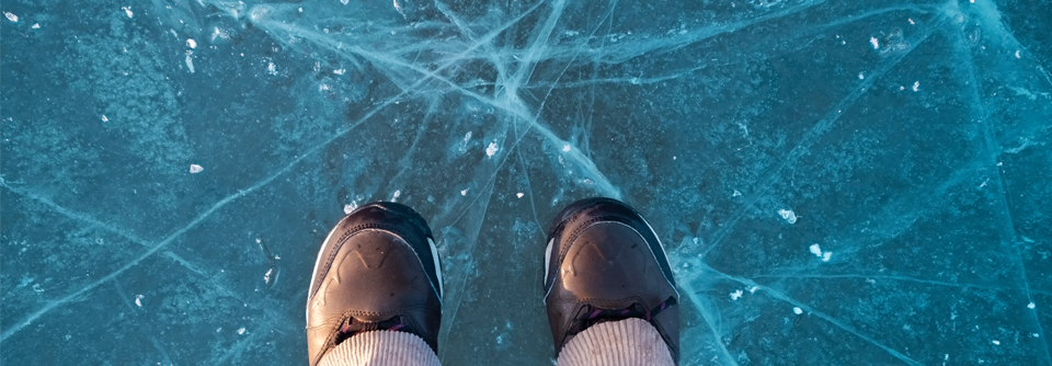 Verfärbungen der Haut können auf Durchblutungsstörungen hinweisen Verantwortlich für das sogenannte Blue-toe-Syndrom – eine spezielle Form der arteriellen Durchblutungsstörung – sind Ablagerungen der Gefäßwand, die kleinste Blutgefäße im Fuß verstopfen können.