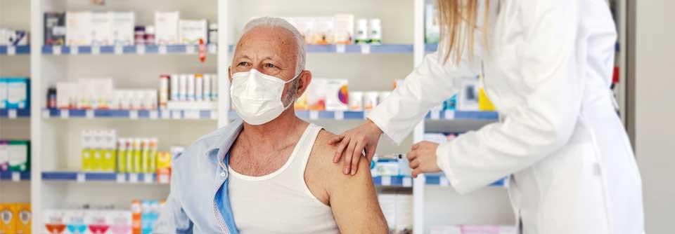 Influenza: Was bringt die Impfung in Apotheken? Mit dem Impfangebot der Apotheken habe man laut AOK insbesondere Menschen erreicht, die sich sonst nicht hätten impfen lassen.