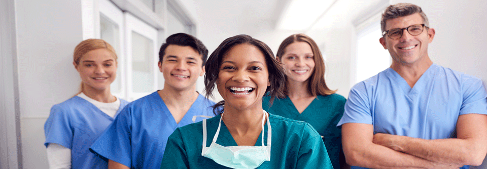 Arbeitsmarkt: Ärzt:innen starten durch auf Platz 4 Laut dem DEKRA Arbeitsmarkt-Report 2021 befinden sich erstmals drei Berufe aus dem Gesundheits- und Pflegebereich unter den Top-Ten-Berufen.