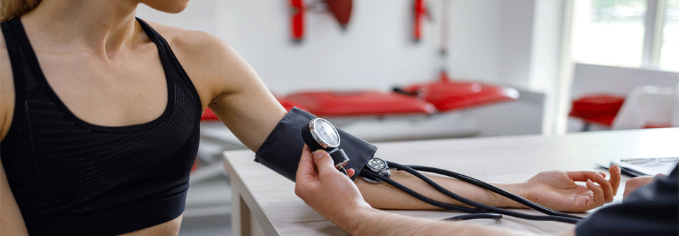 Gefährdete Sportlerherzen: Blutdruckspitzen provozieren kardiales Remodeling Eine abnorme Blutdruckreaktion bei Sporttreibenden gilt als Risikofaktor für Hypertonie und entsprechende kardiovaskuläre Ereignisse.