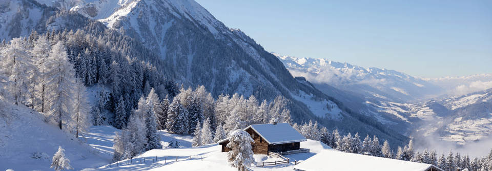 Winterzauber am Arnisee: Ein Fass im Schnee Schon Johann Wolfgang von Goethe schätzte die Vielfalt der Region um das Städtchen Andermatt im Herzen der Schweizer Alpen.