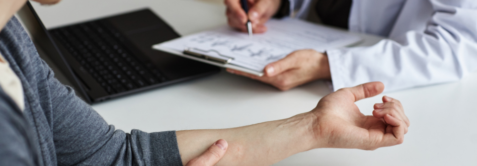 Viele dermatologische Behandlungen gelingen nur langfristig Ansprechen, Wirksamkeit, Therapietreue und Sicherheit müssen Wirkstoffe auch in langfristigen Auswertungen durch Studien und Real-World-Daten immer wieder unter Beweis stellen.